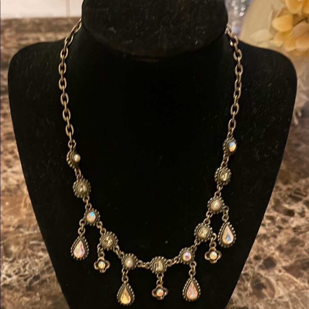 Elegant Gold Necklace with Iridescent Accents